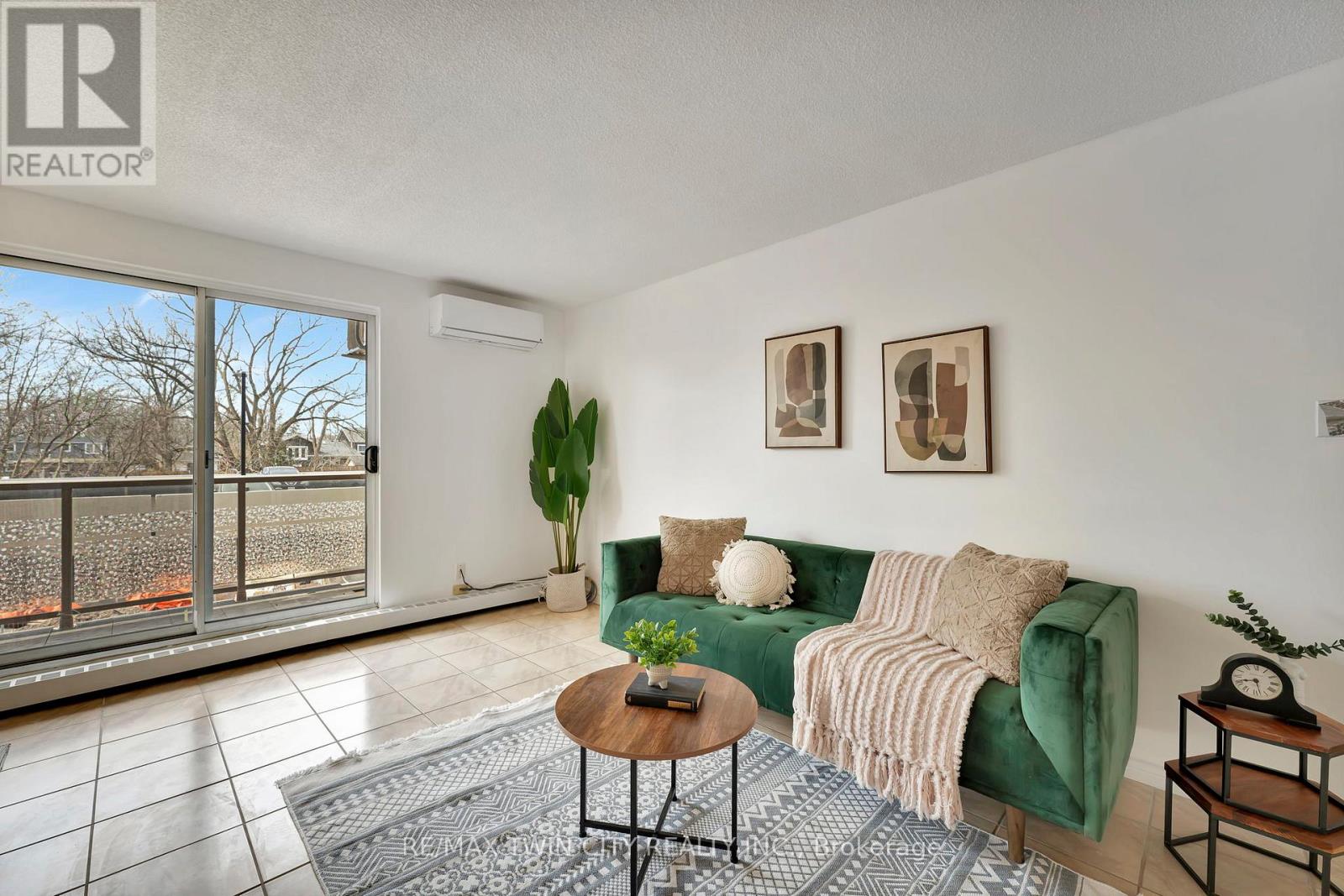 207 - 793 COLBORNE STREET