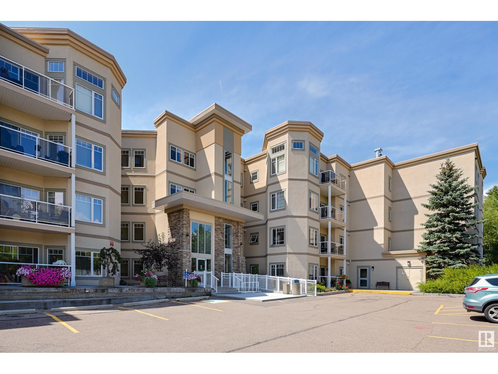 #402 5 GATE AV