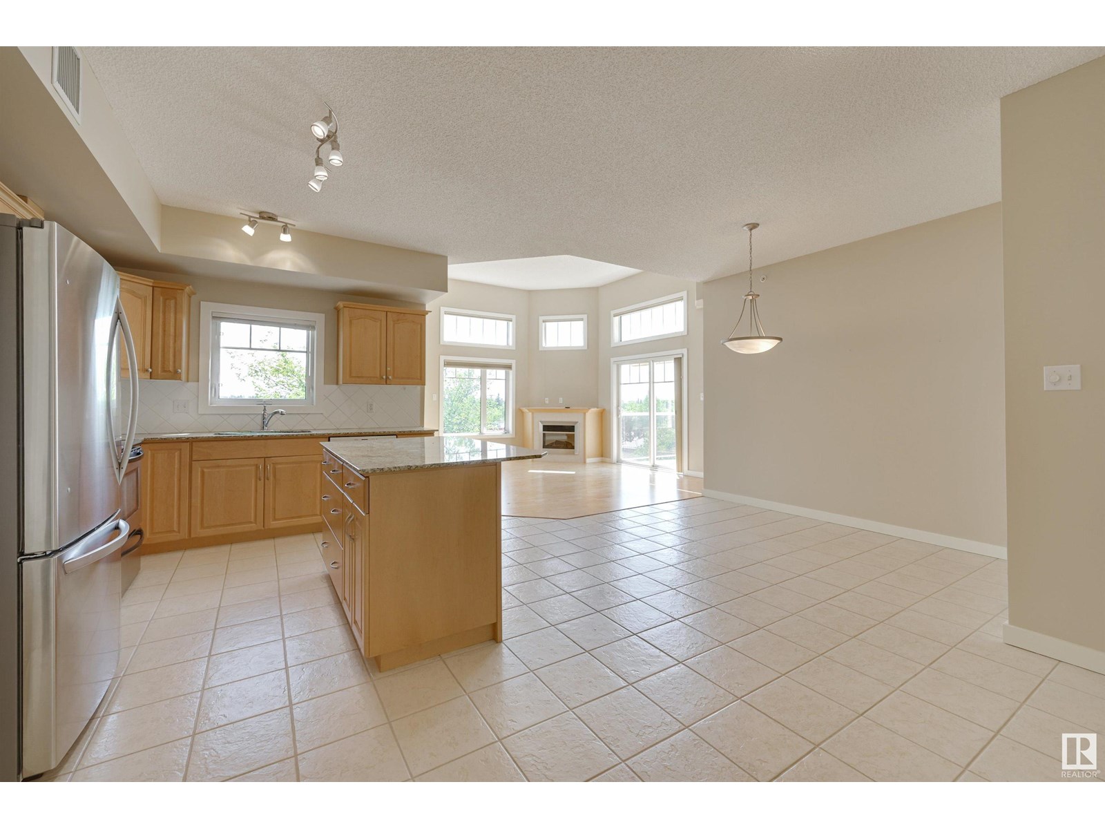 #402 5 GATE AV