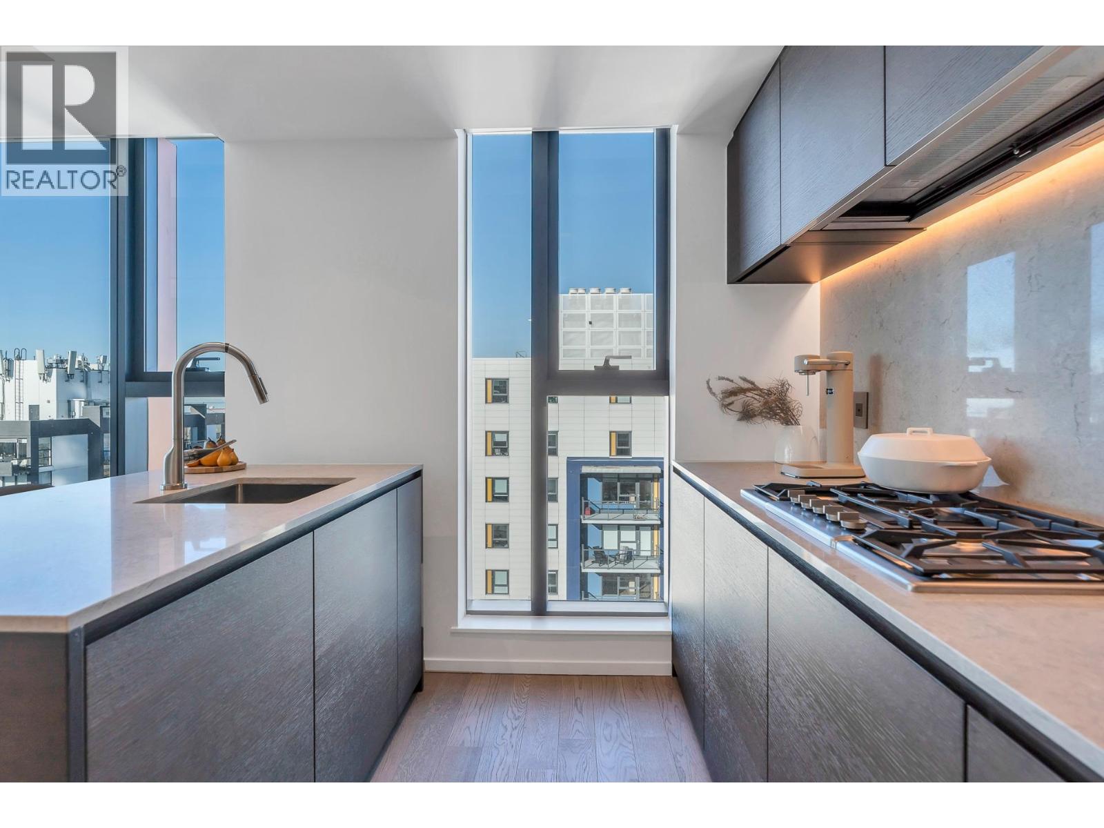 1102 1482 ROBSON STREET