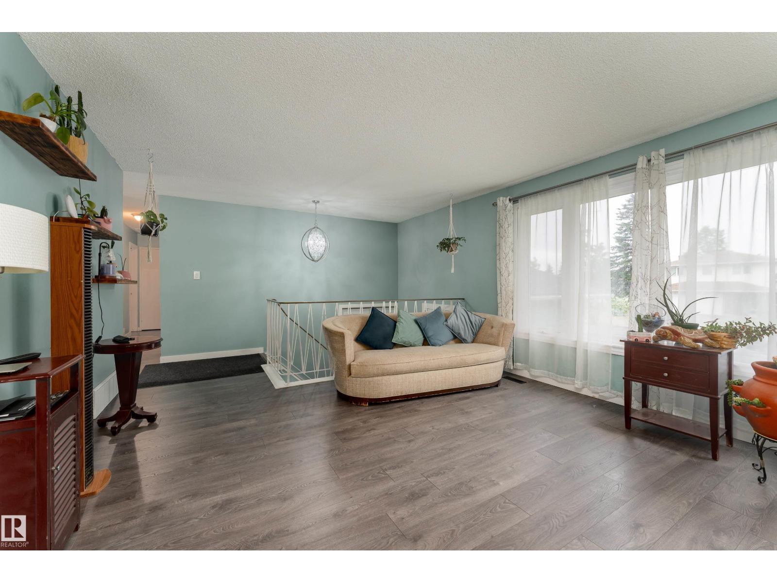 8011 44 AV NW