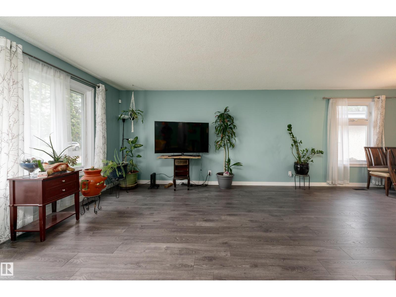 8011 44 AV NW