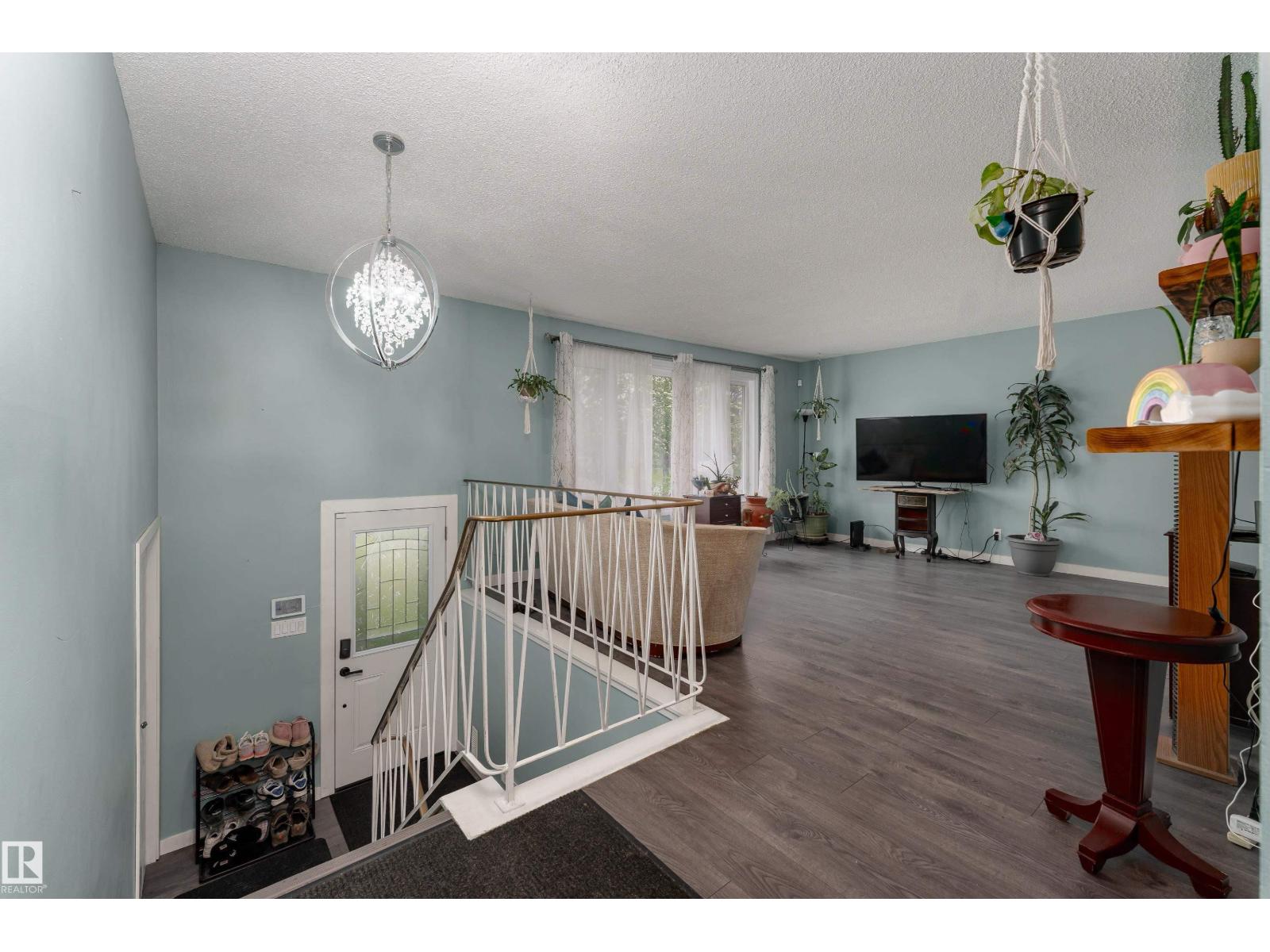 8011 44 AV NW