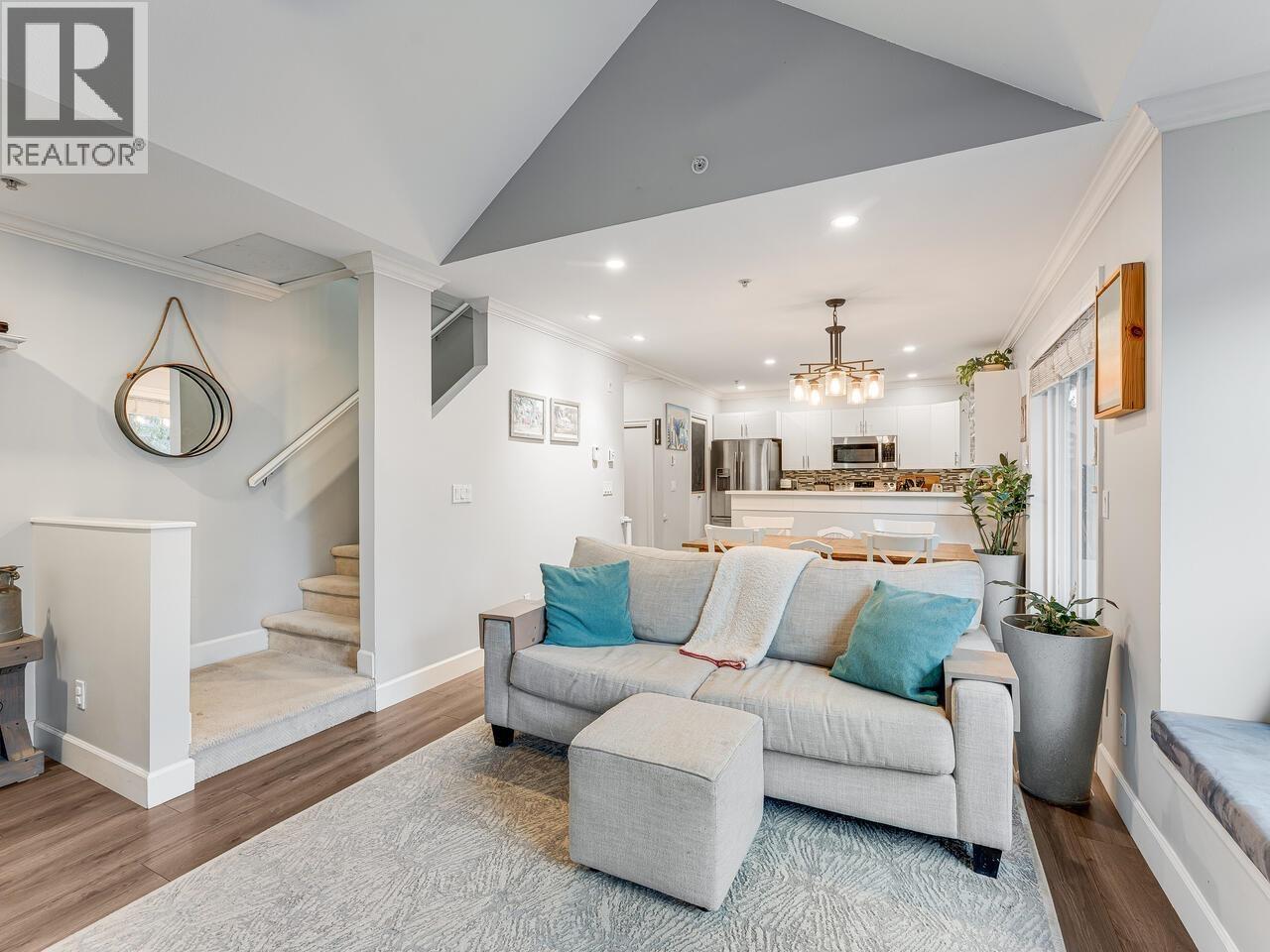 18 1073 LYNN VALLEY ROAD