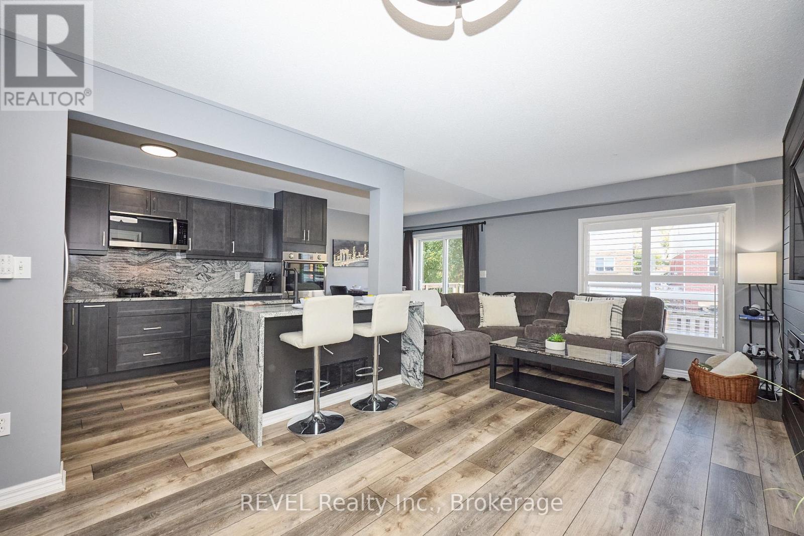 4 - 334 MAIN STREET E