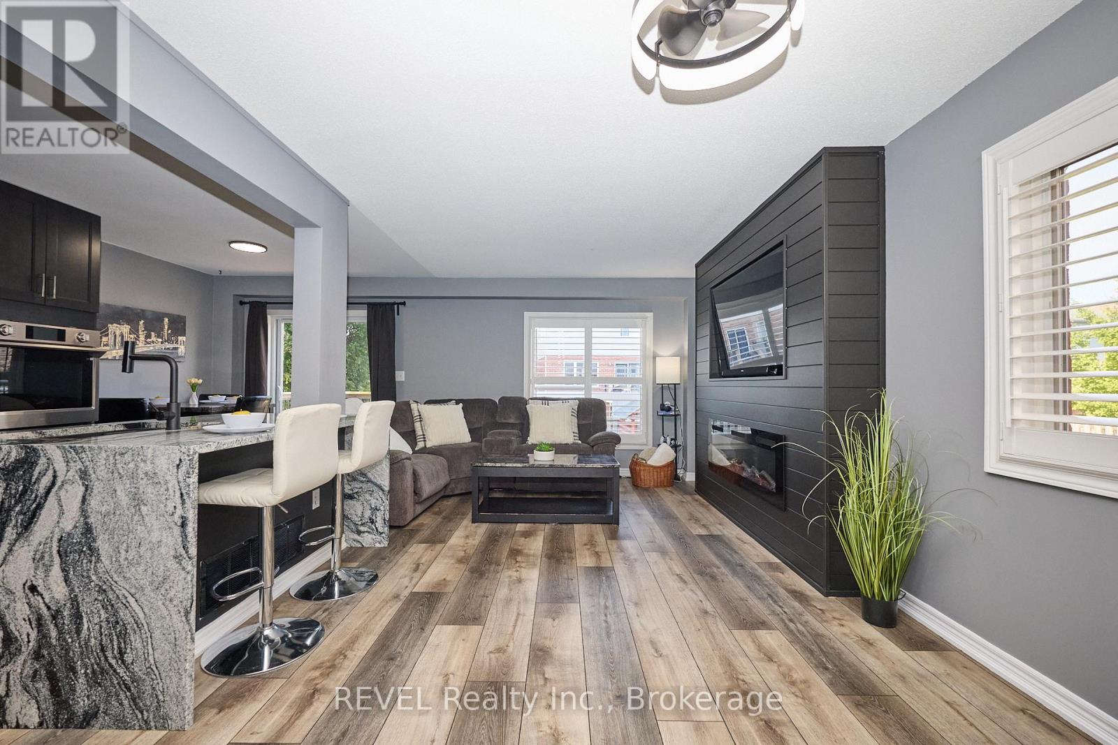 4 - 334 MAIN STREET E