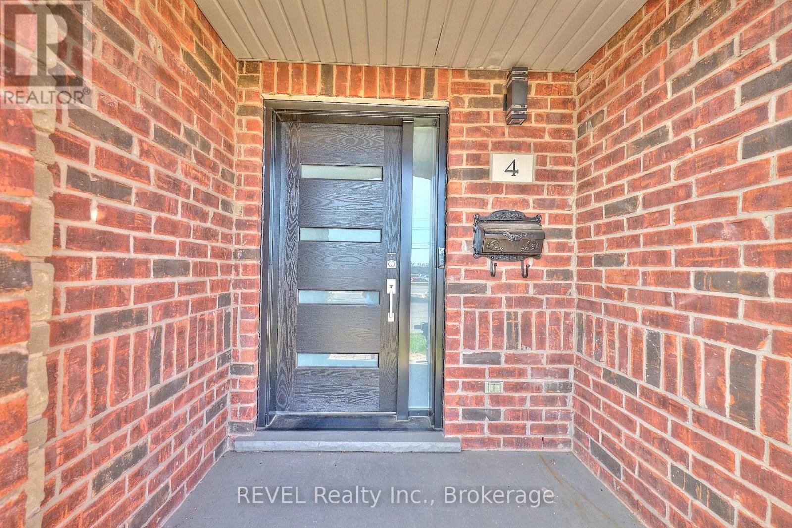 4 - 334 MAIN STREET E