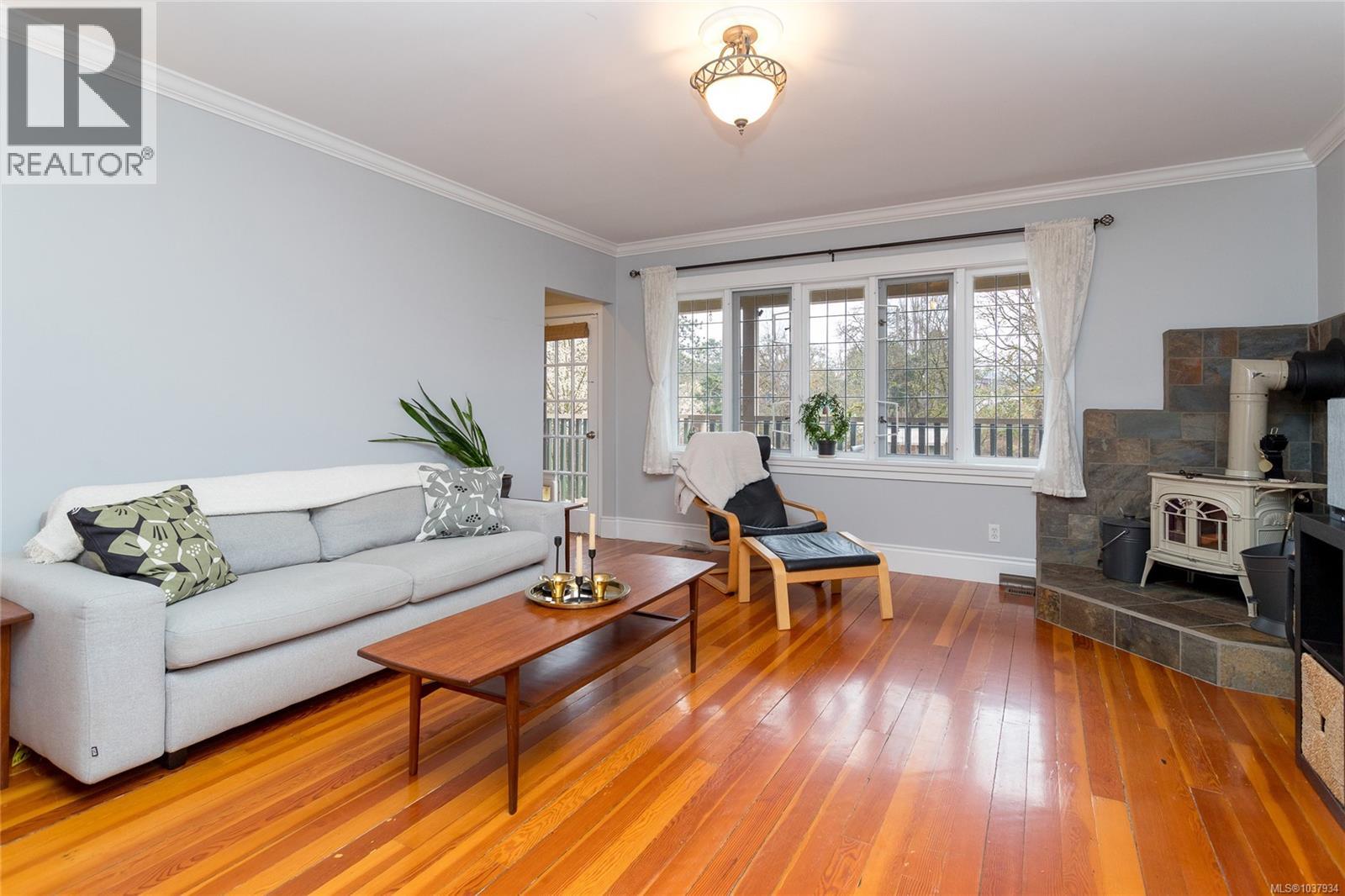 758 Newbury St