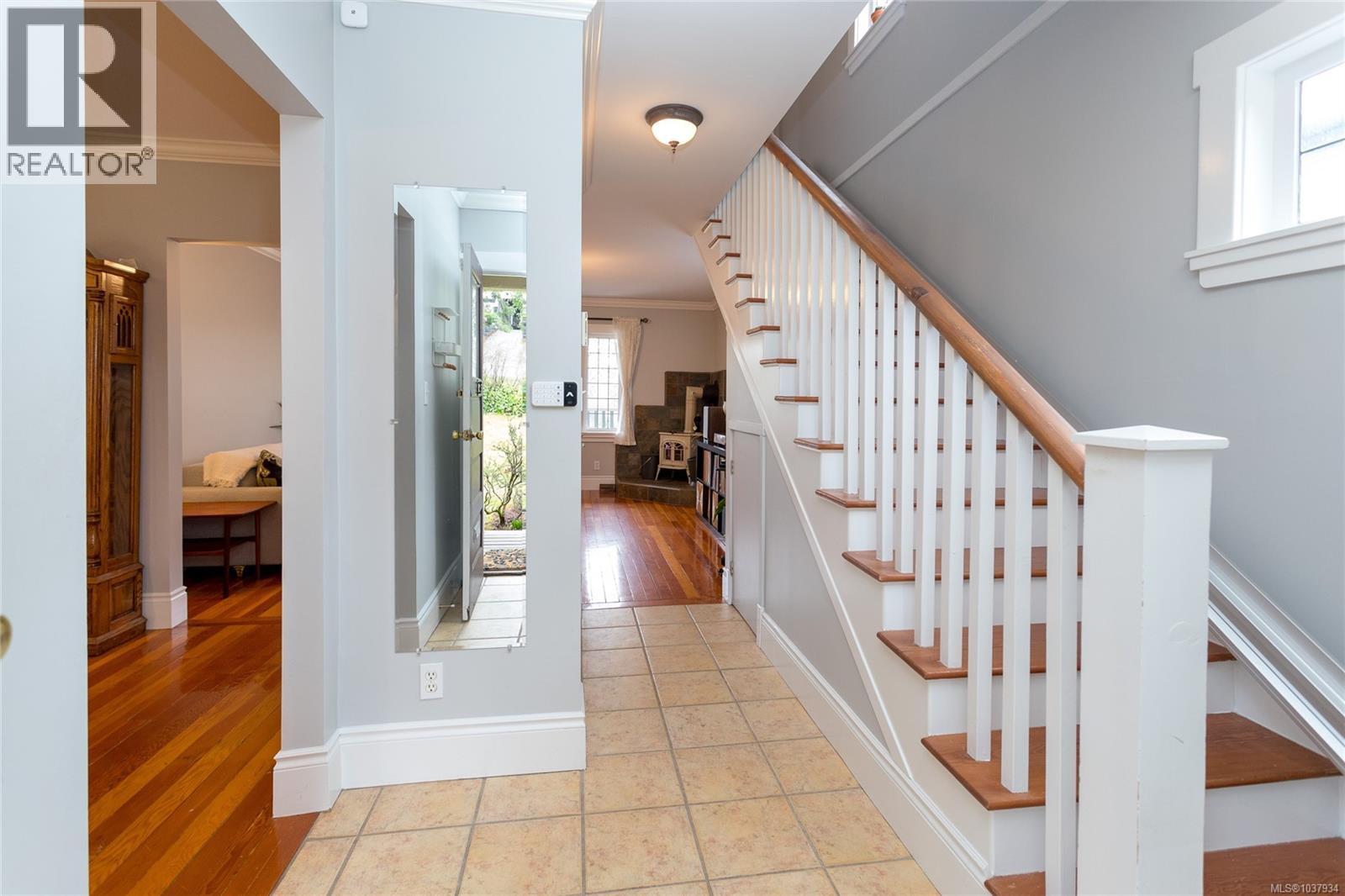 758 Newbury St
