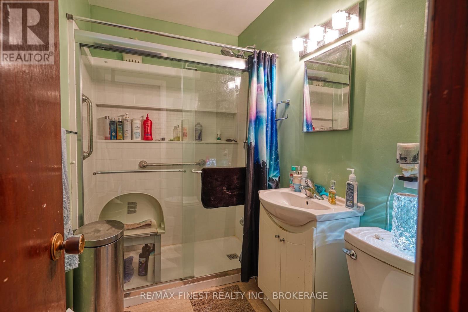 15 HOWARD CRESCENT