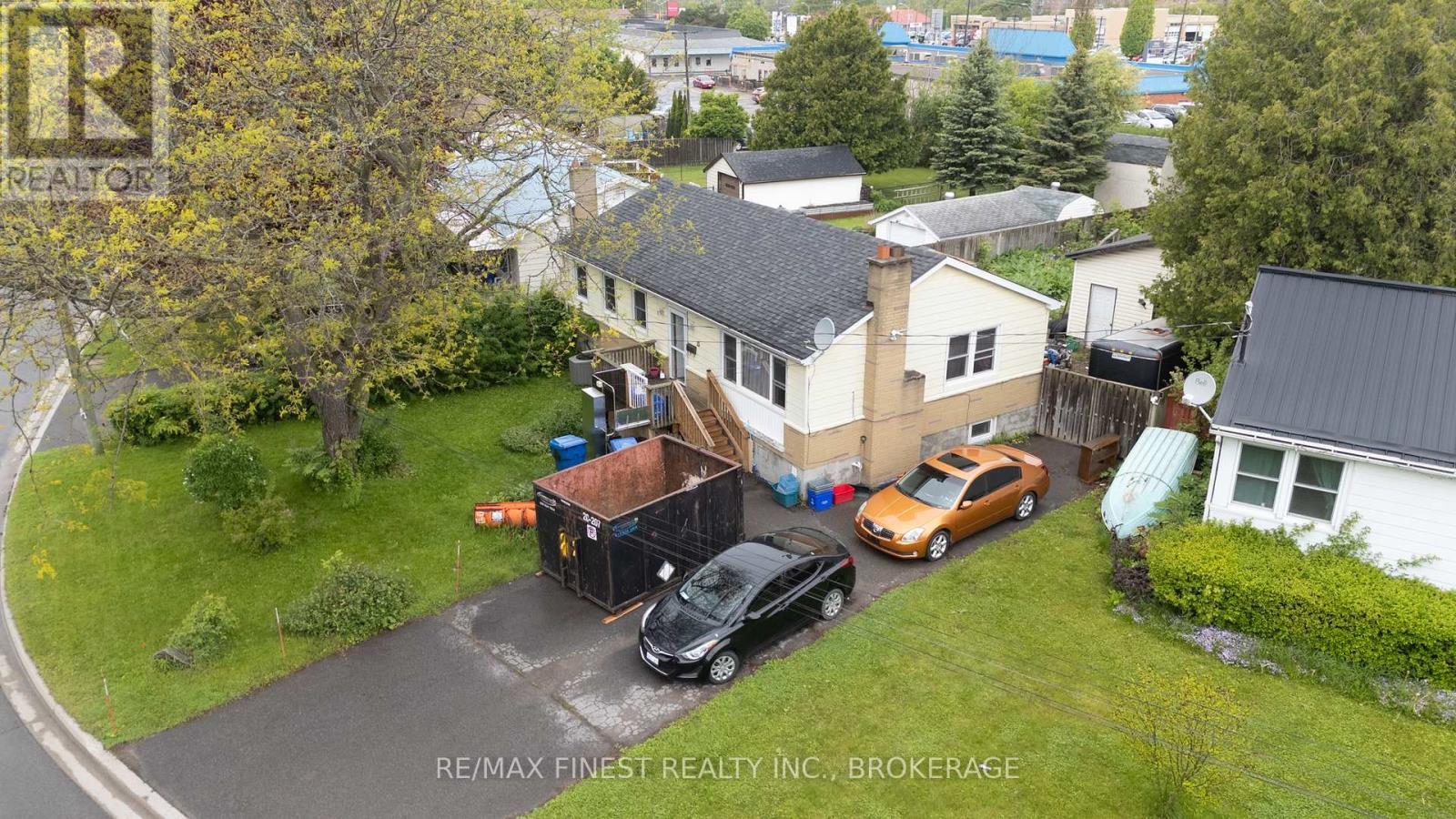 15 HOWARD CRESCENT