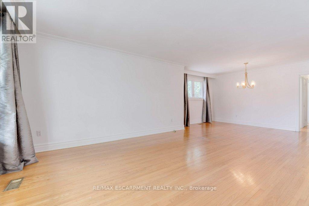 3 HENTOB COURT