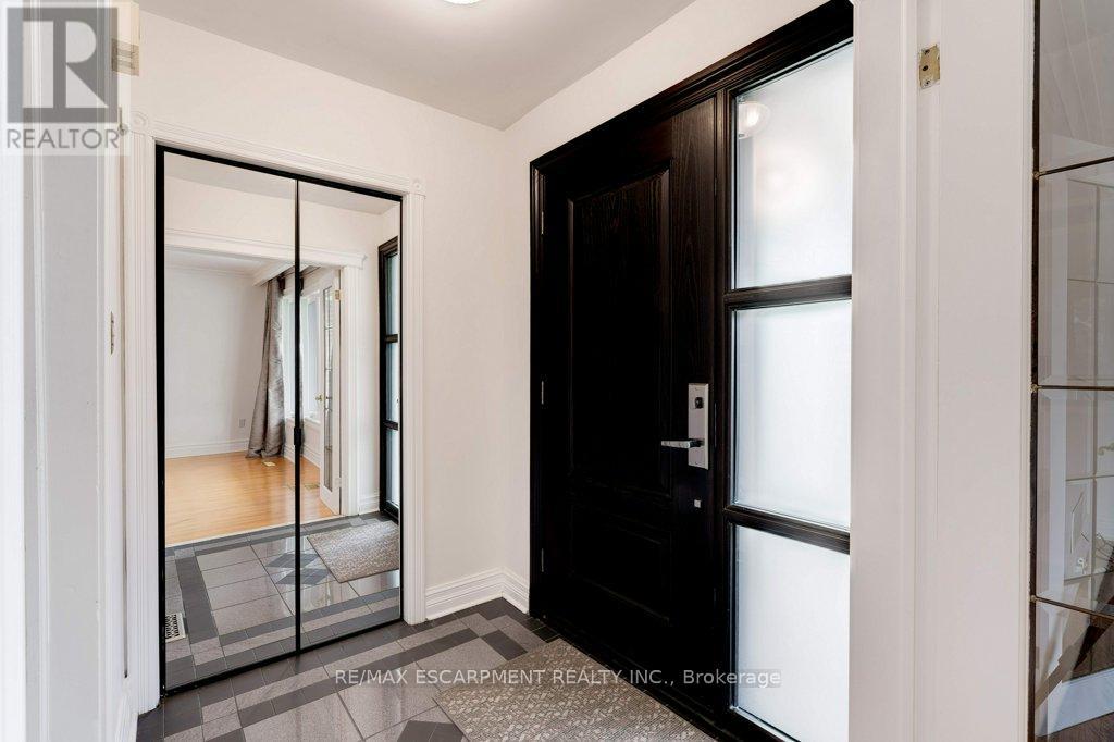 3 HENTOB COURT