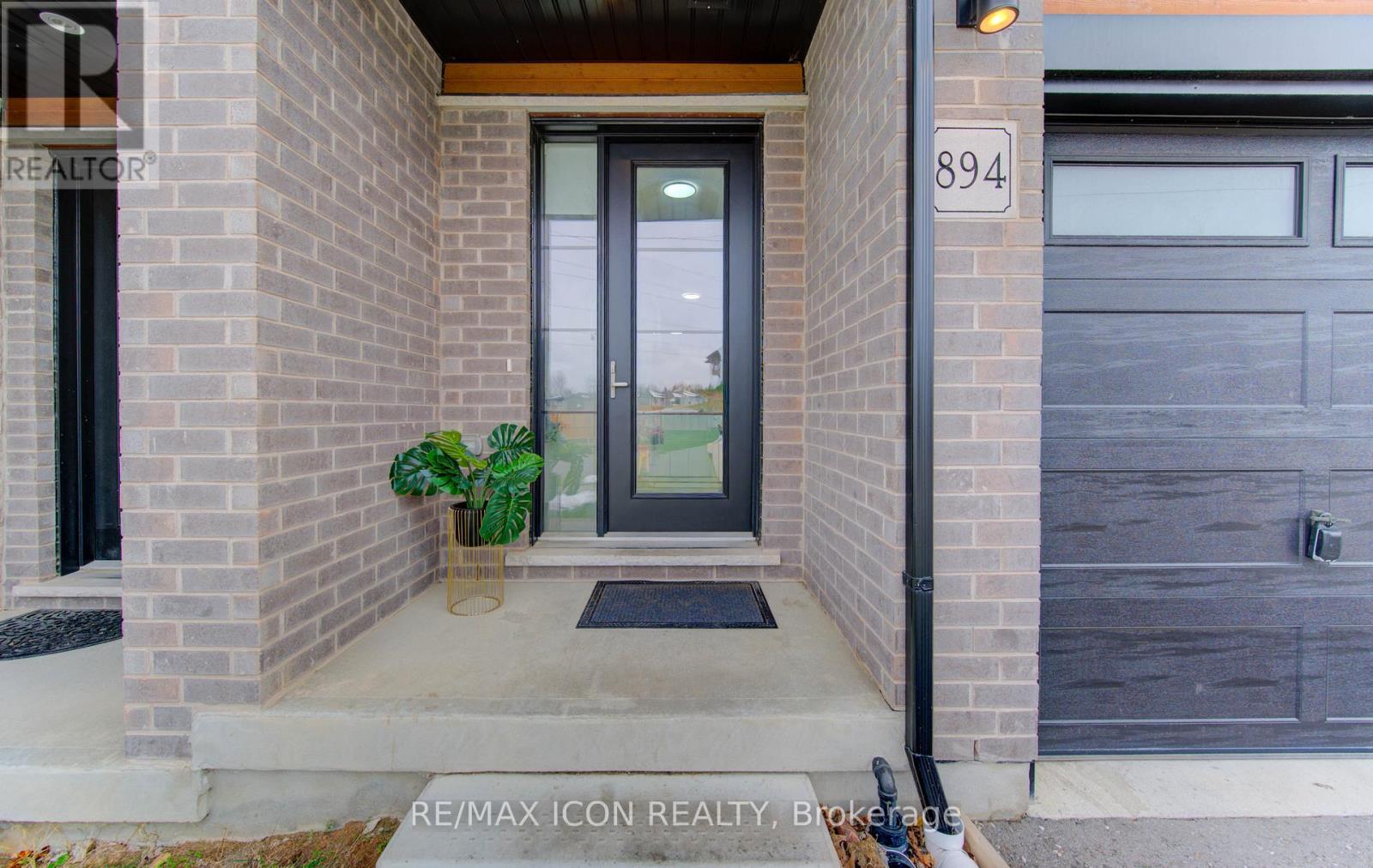 894 ROBERT FERRIE DRIVE