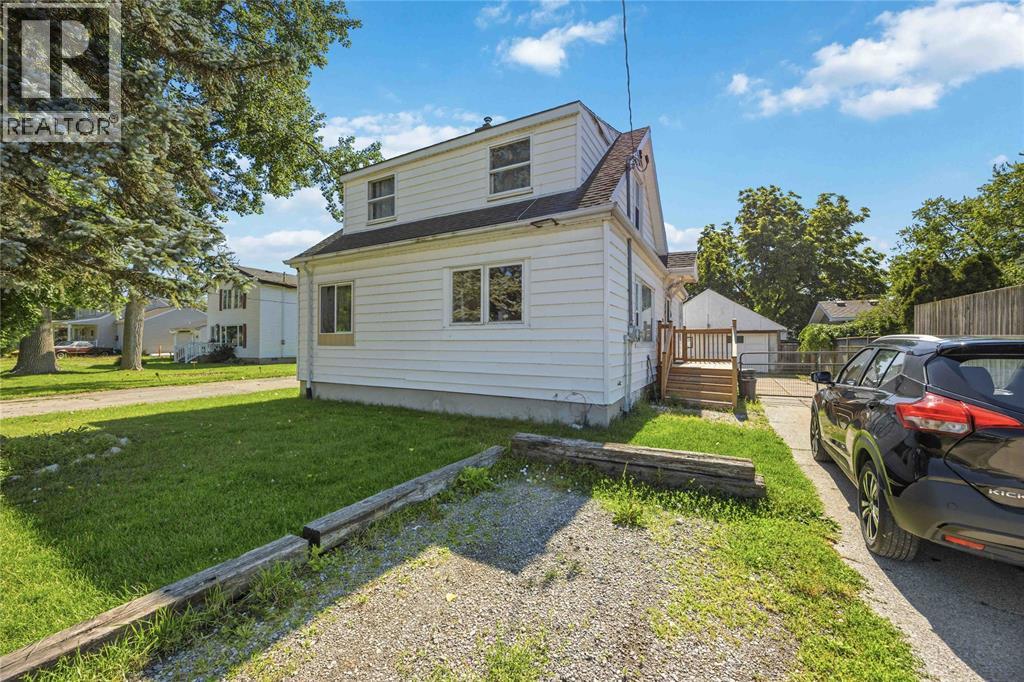 Photo 1 of 22 — 2012 Wayne AVENUE, Sarnia, ON N7T7Y9