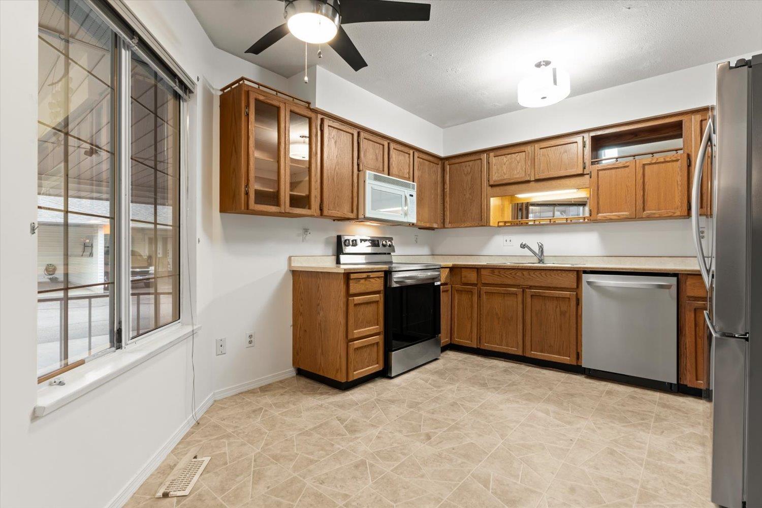 2 3055 TRAFALGAR STREET