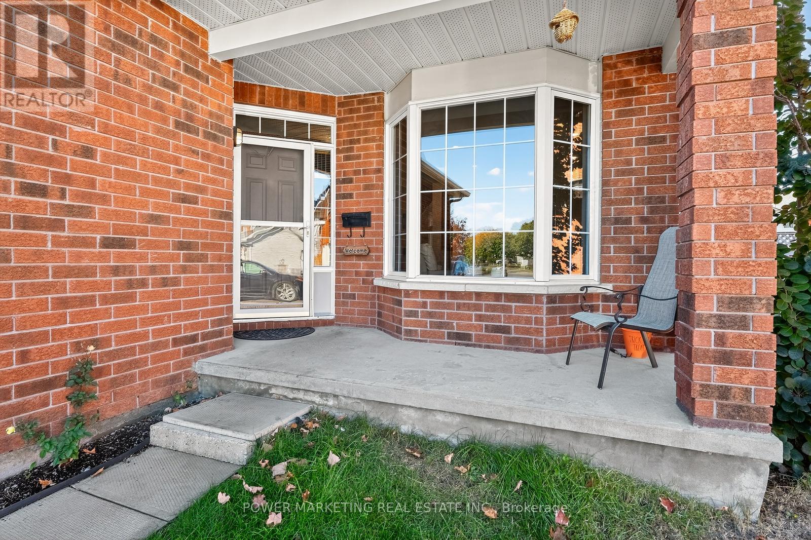 22 NEW DEIGHTON CRESCENT W
