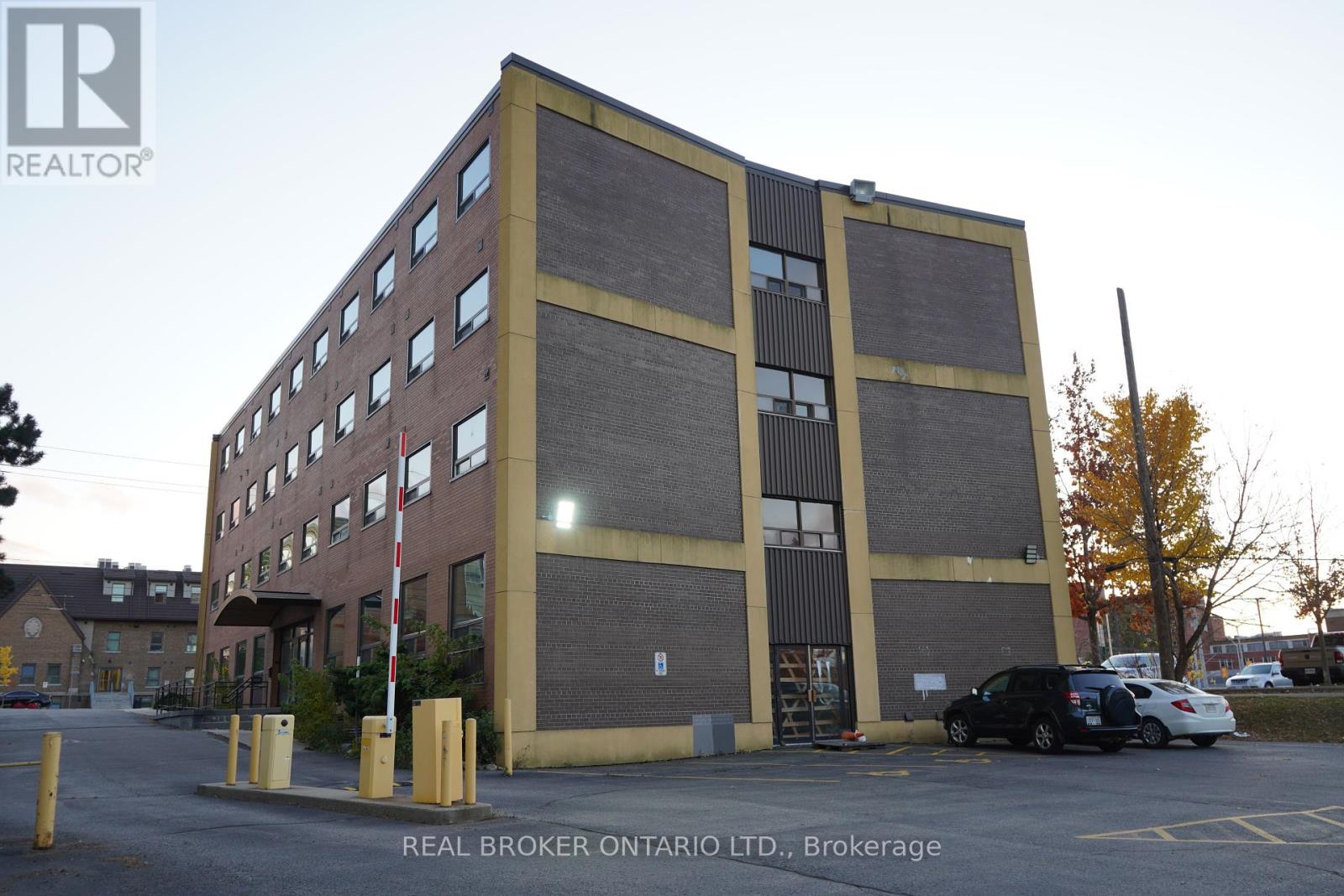 824 KING STREET W
