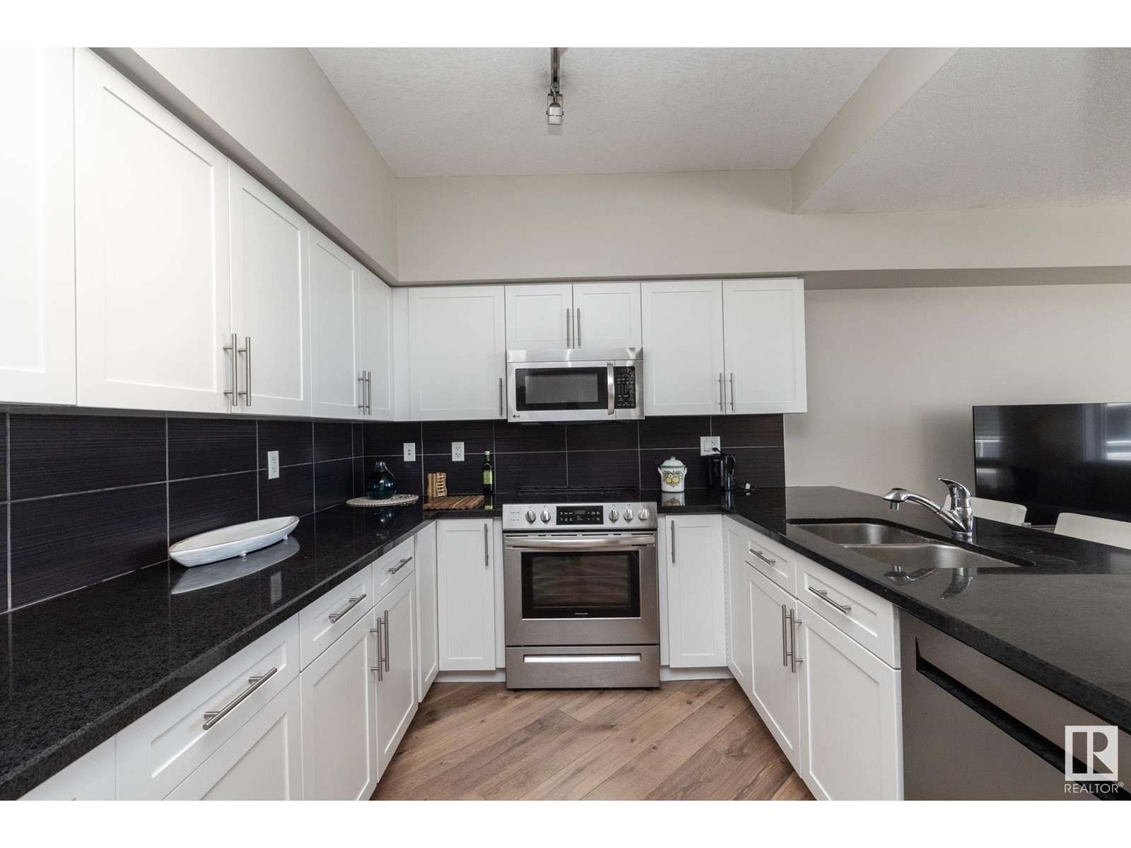#2701 10136 104 ST NW