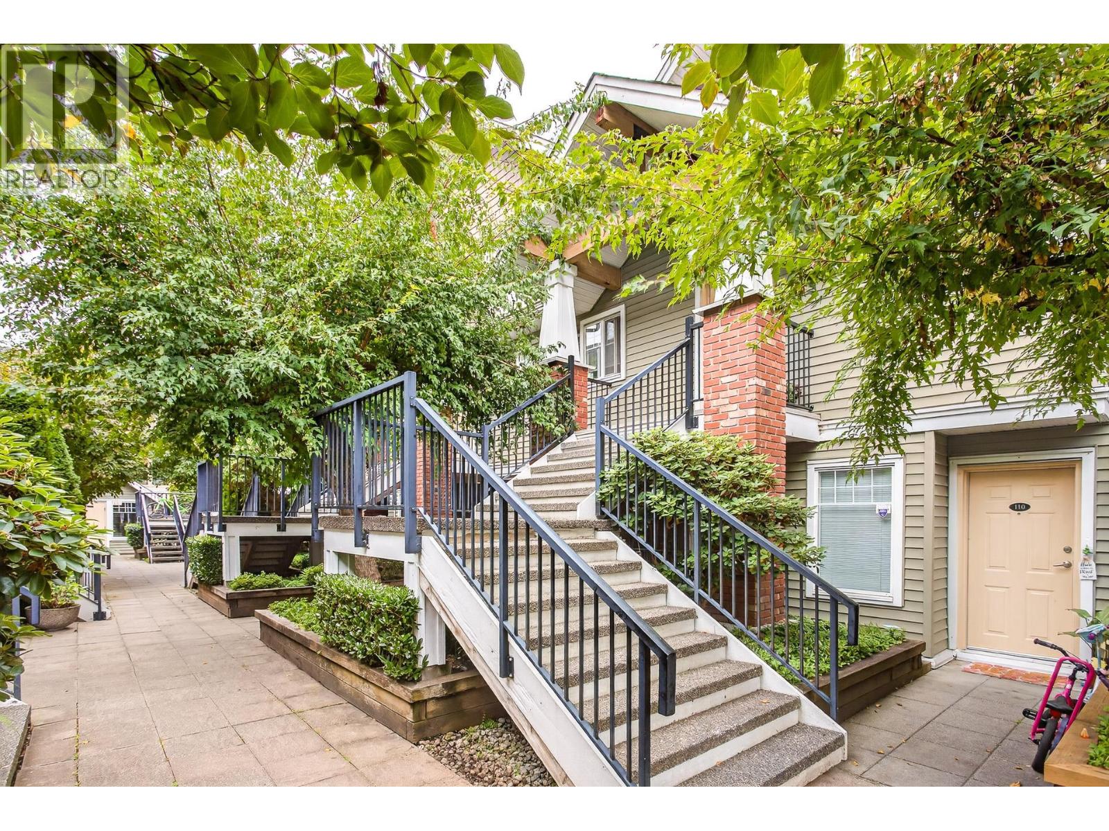 212 1567 GRANT AVENUE