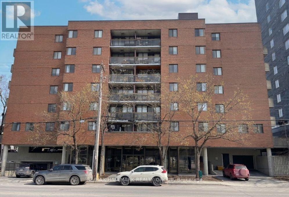 Photo 1 of 17 — 104 - 191 PARKDALE AVENUE Unit 104, Ottawa, ON K1Y1E8