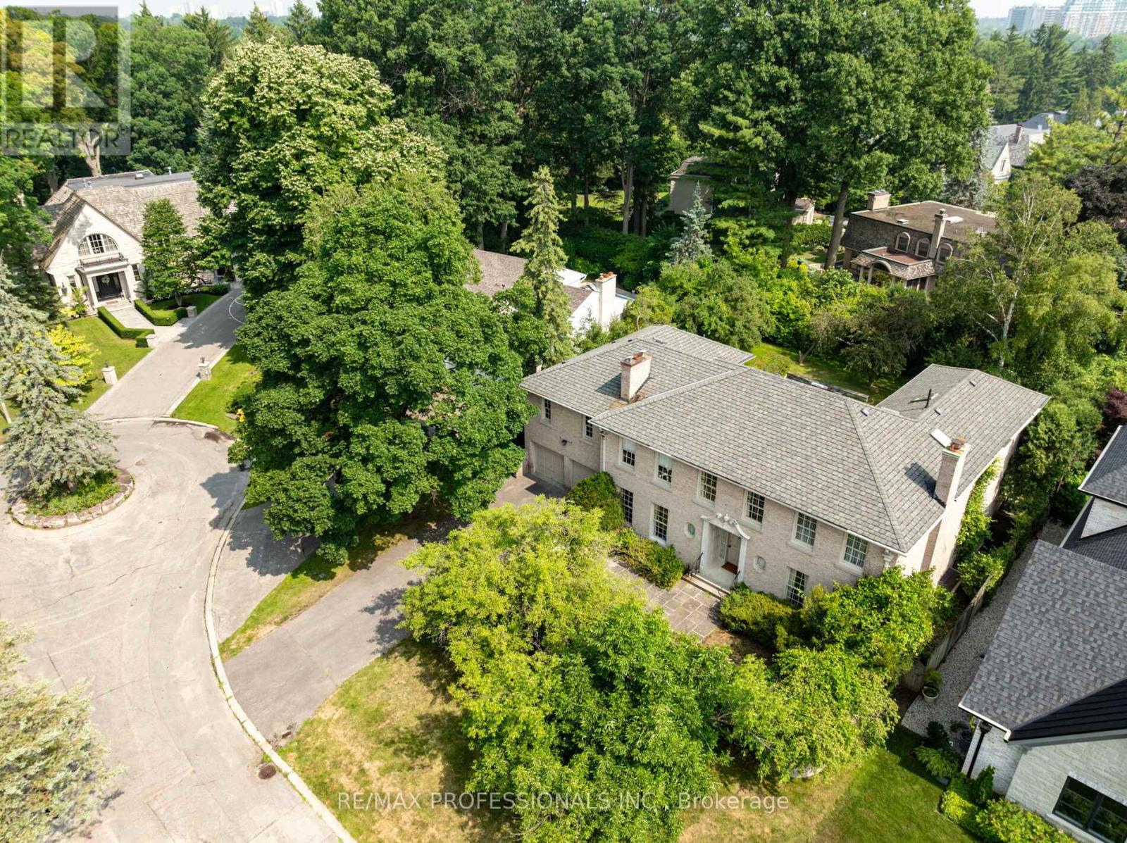 7 WOODMERE COURT