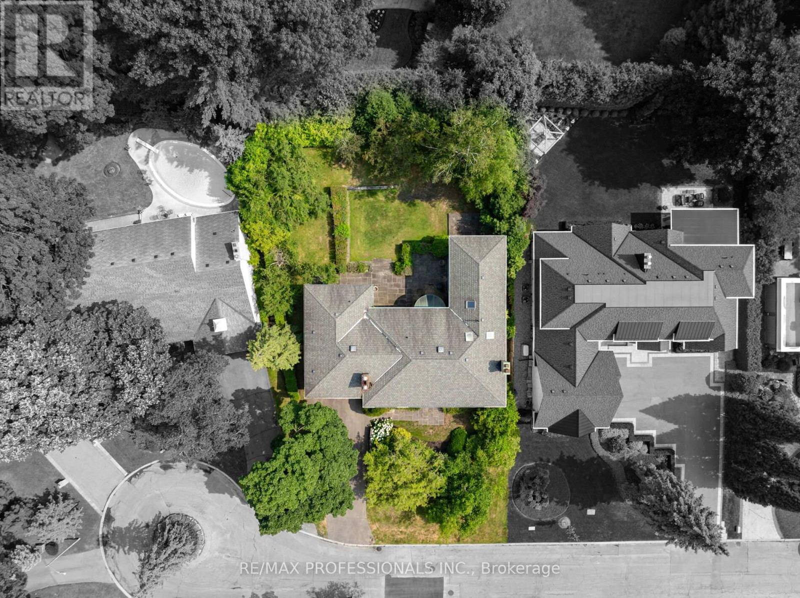 7 WOODMERE COURT