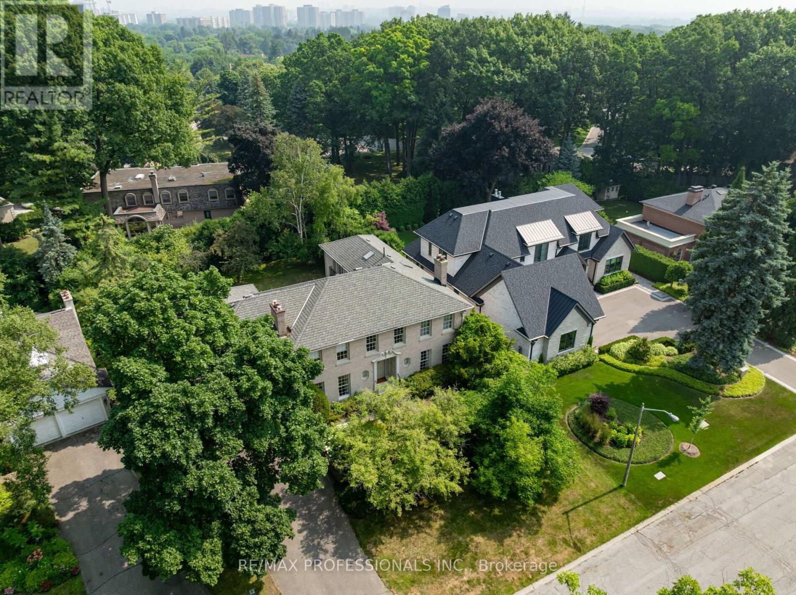 7 WOODMERE COURT