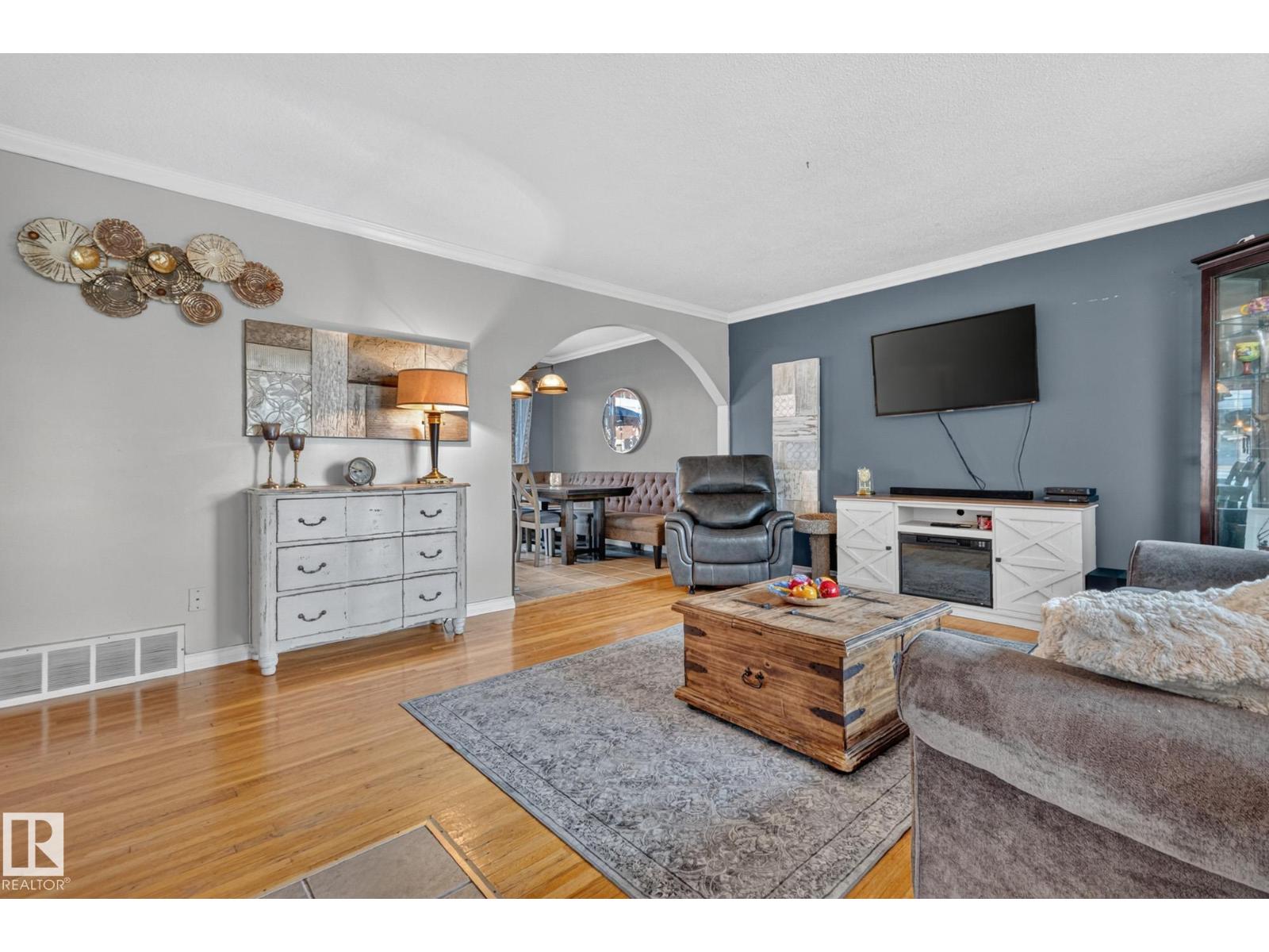 5307 104 AV NW