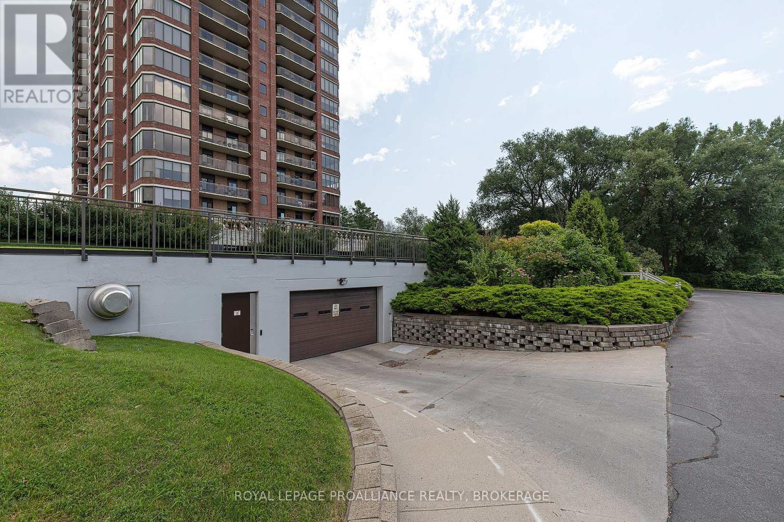 1302 - 1000 KING STREET W