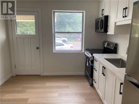 1887-1889 WAVELL Street London ON N5W2E3