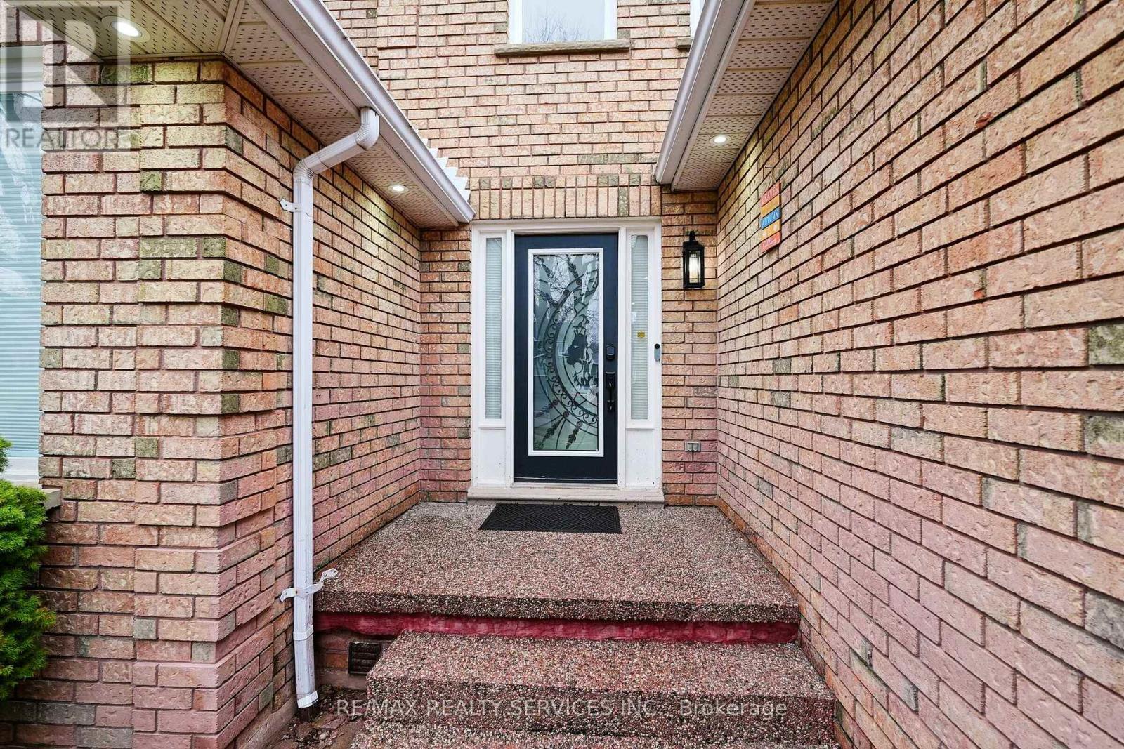 8 YEOMAN DRIVE