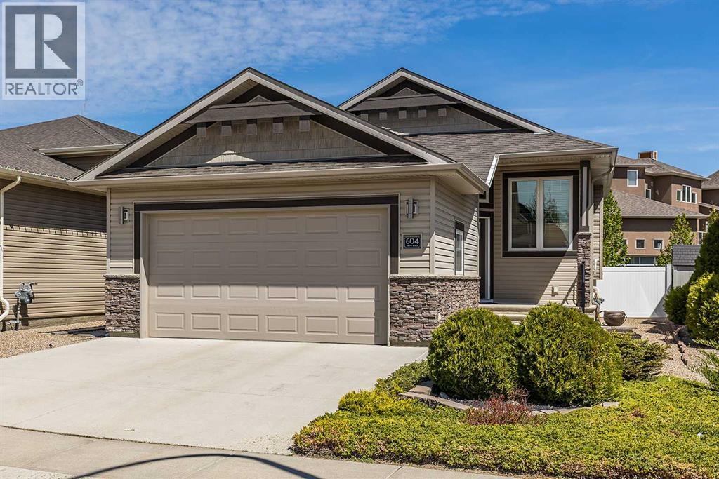 Photo 1 of 45 — 604 Vista Drive SE, Medicine Hat, AB T1B0N1
