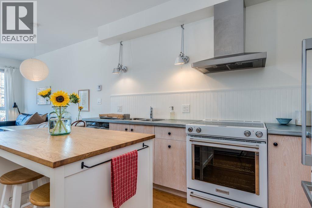 208 205 E 10TH AVENUE