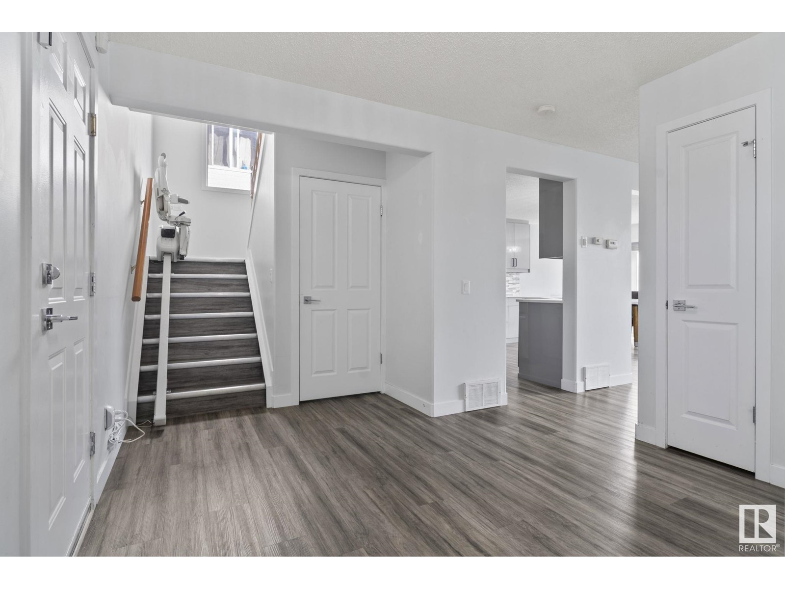 3235 28 AV NW