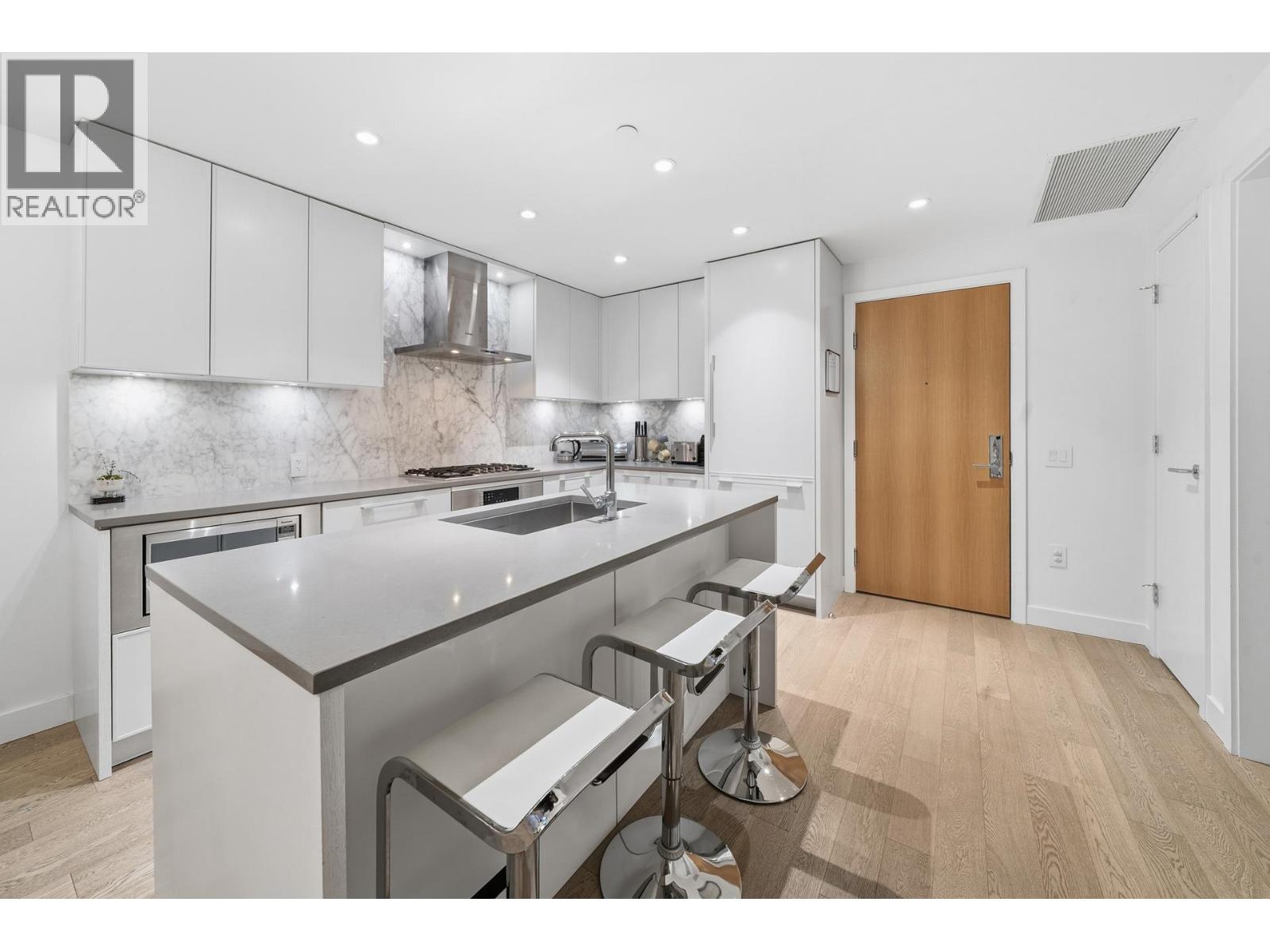 201 3220 CONNAUGHT CRESCENT