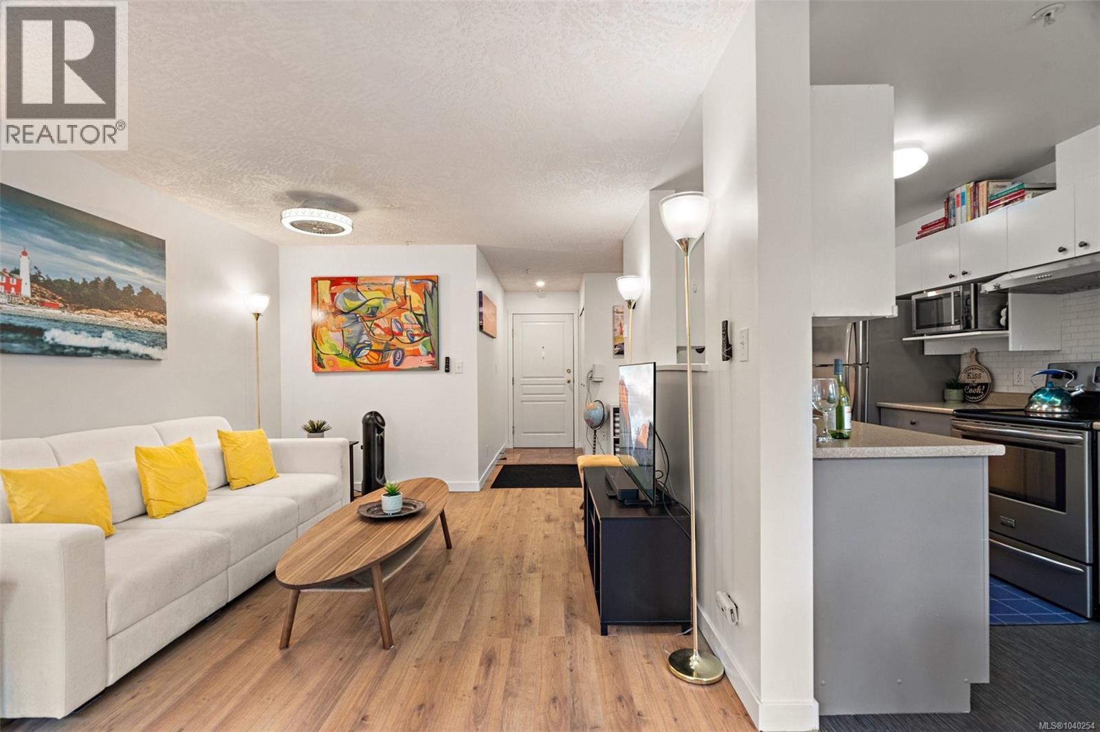 206 2527 Quadra St