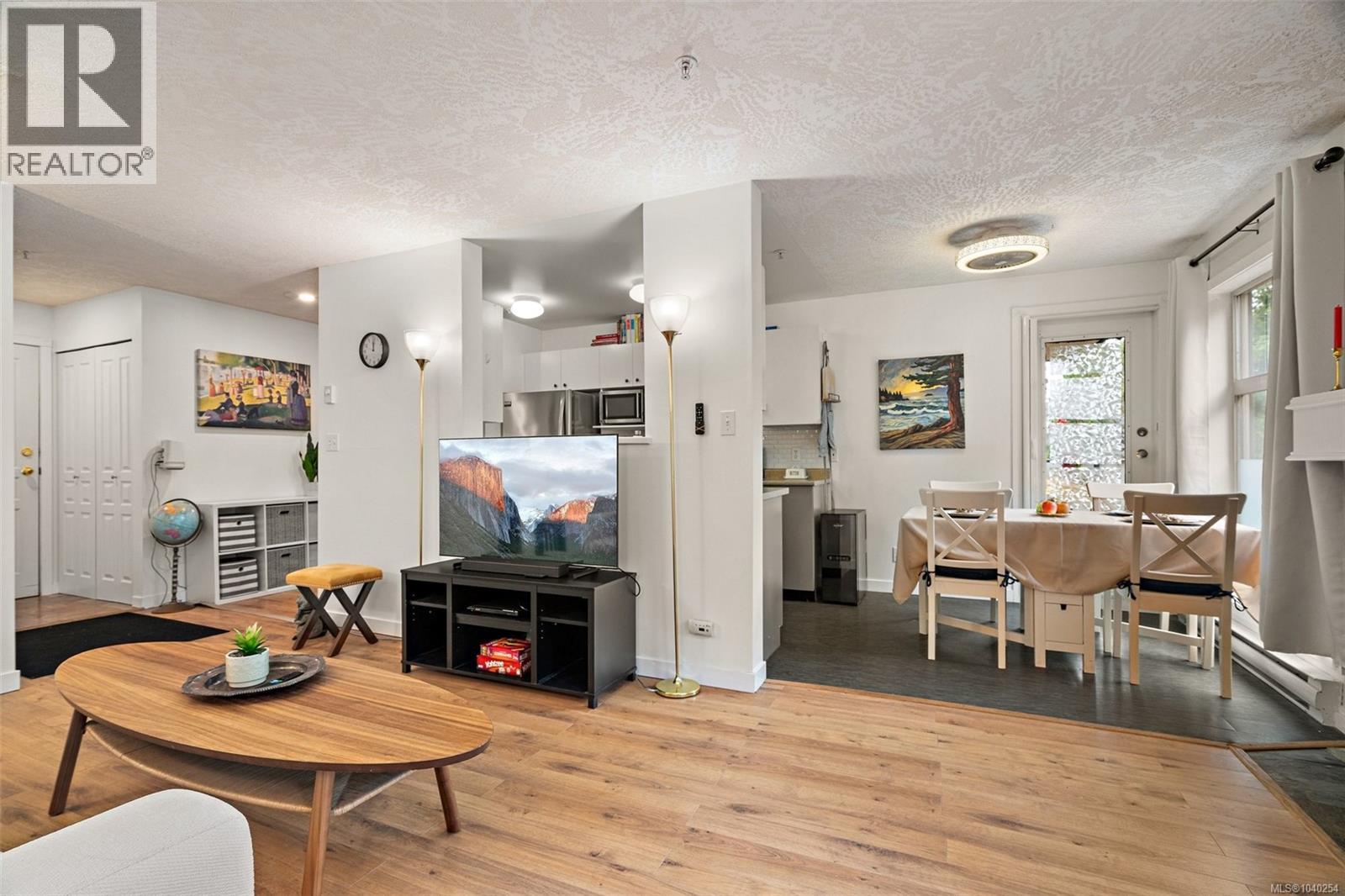 206 2527 Quadra St