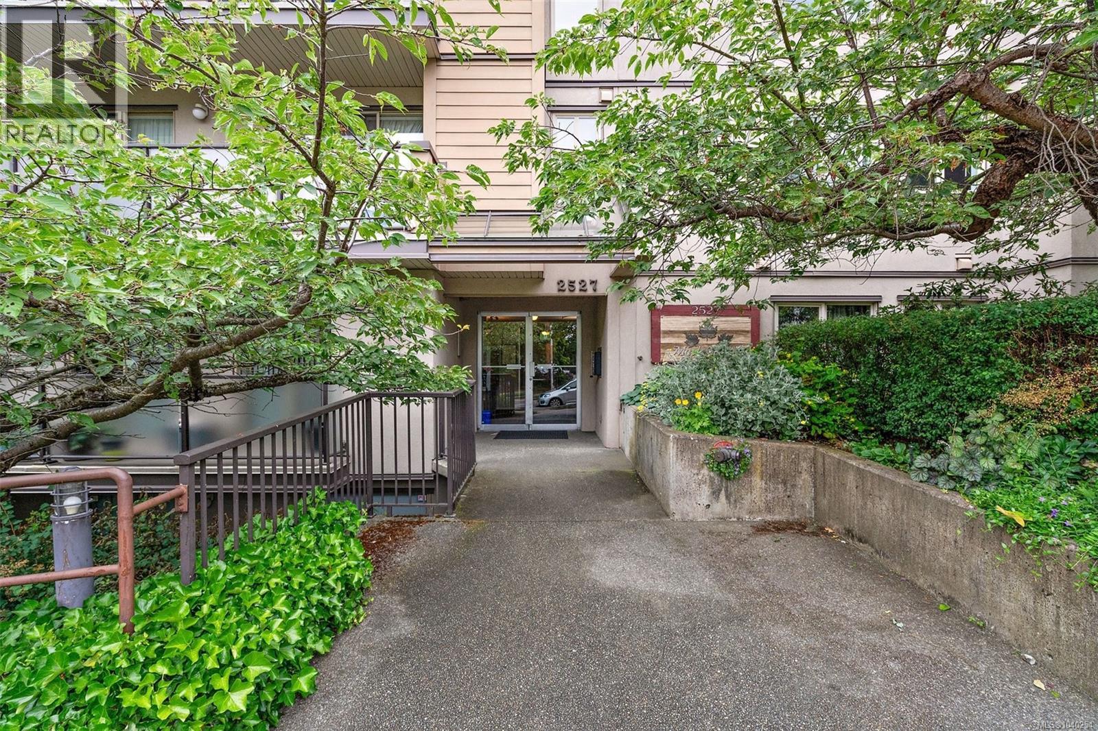 206 2527 Quadra St