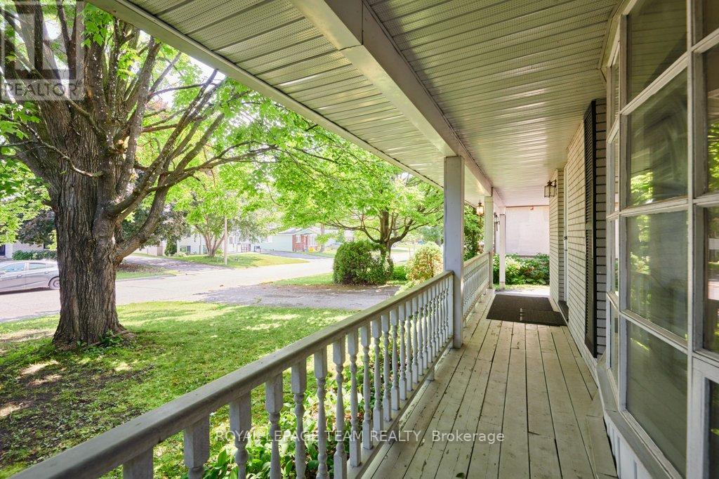 16 KEEWATIN CRESCENT
