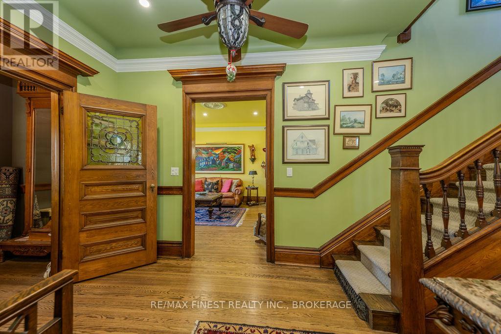 265 DUNDAS STREET W