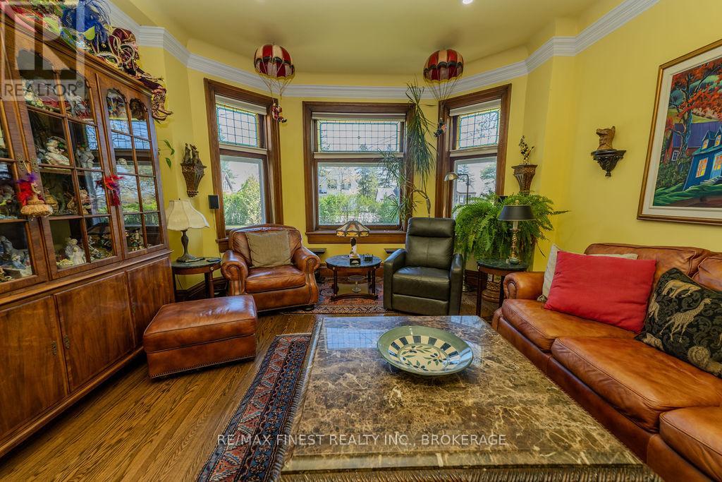 265 DUNDAS STREET W