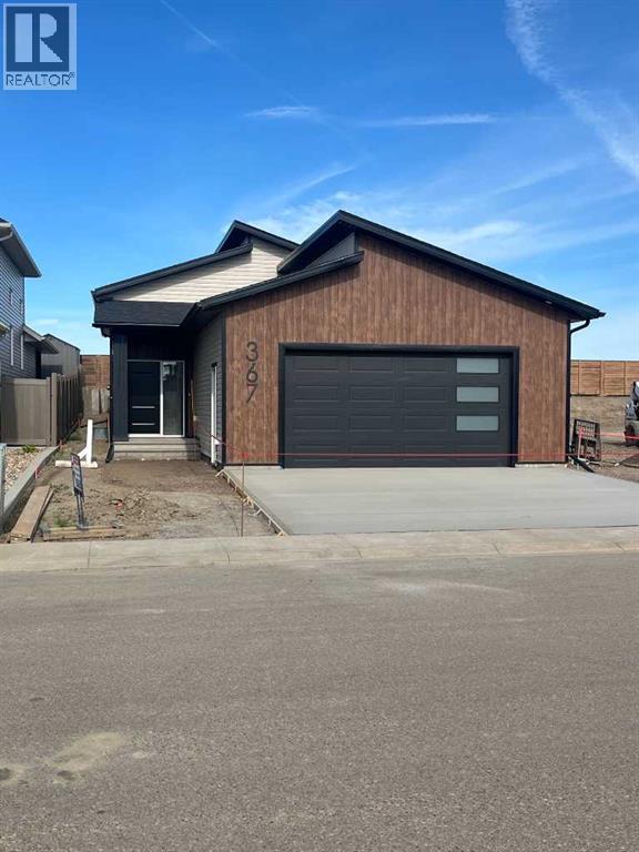 Photo 1 of 38 — 367 Sterling Crescent SE, Medicine Hat, AB T1B0P6