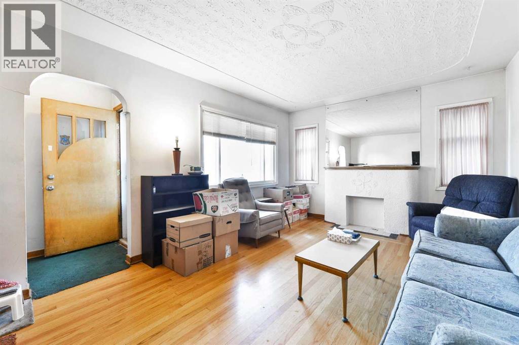 1917 Mountview Crescent NE