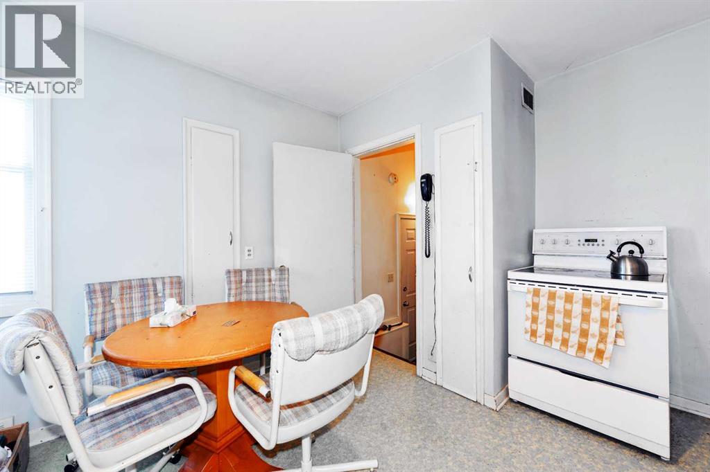 1917 Mountview Crescent NE