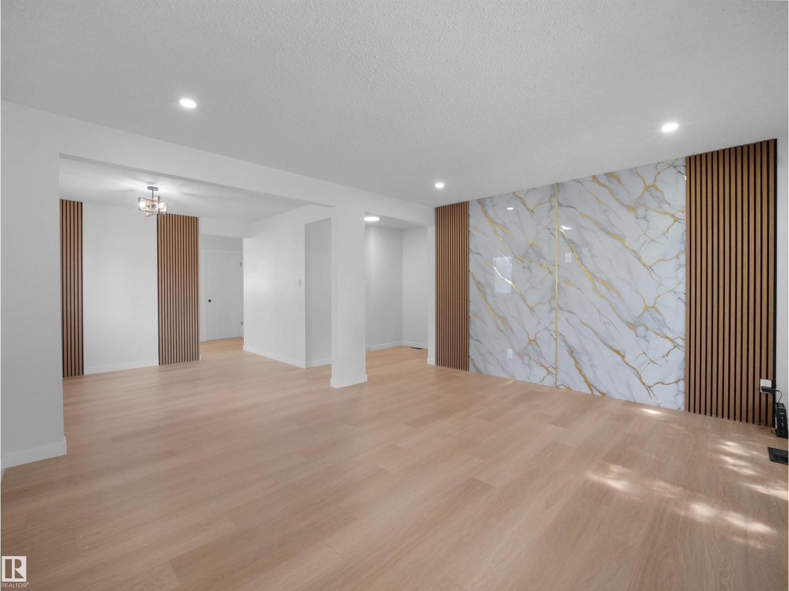 8804 19 AV NW