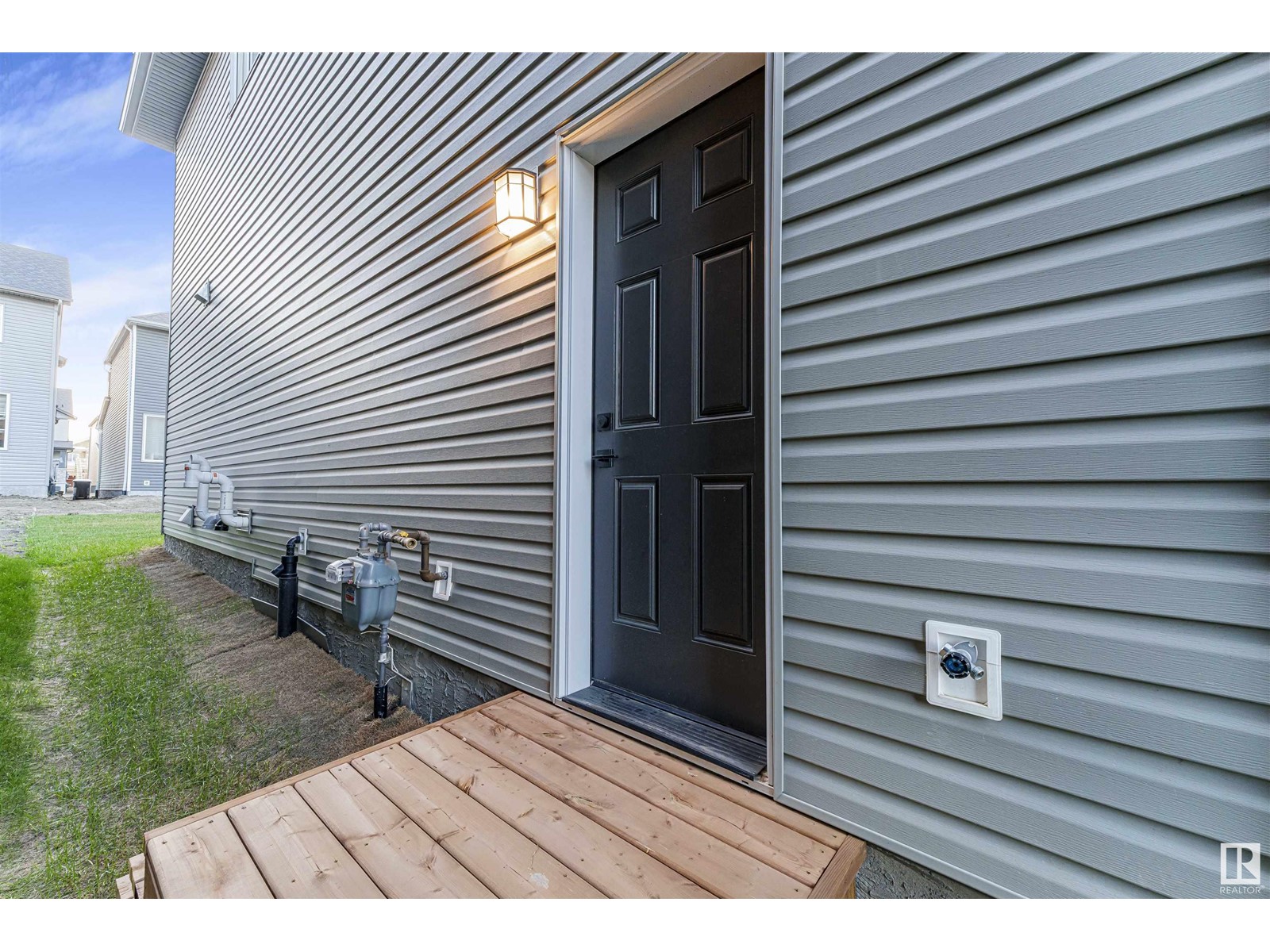 2040 207 ST NW