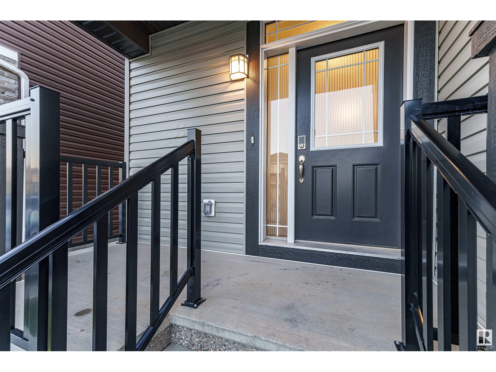 2040 207 ST NW