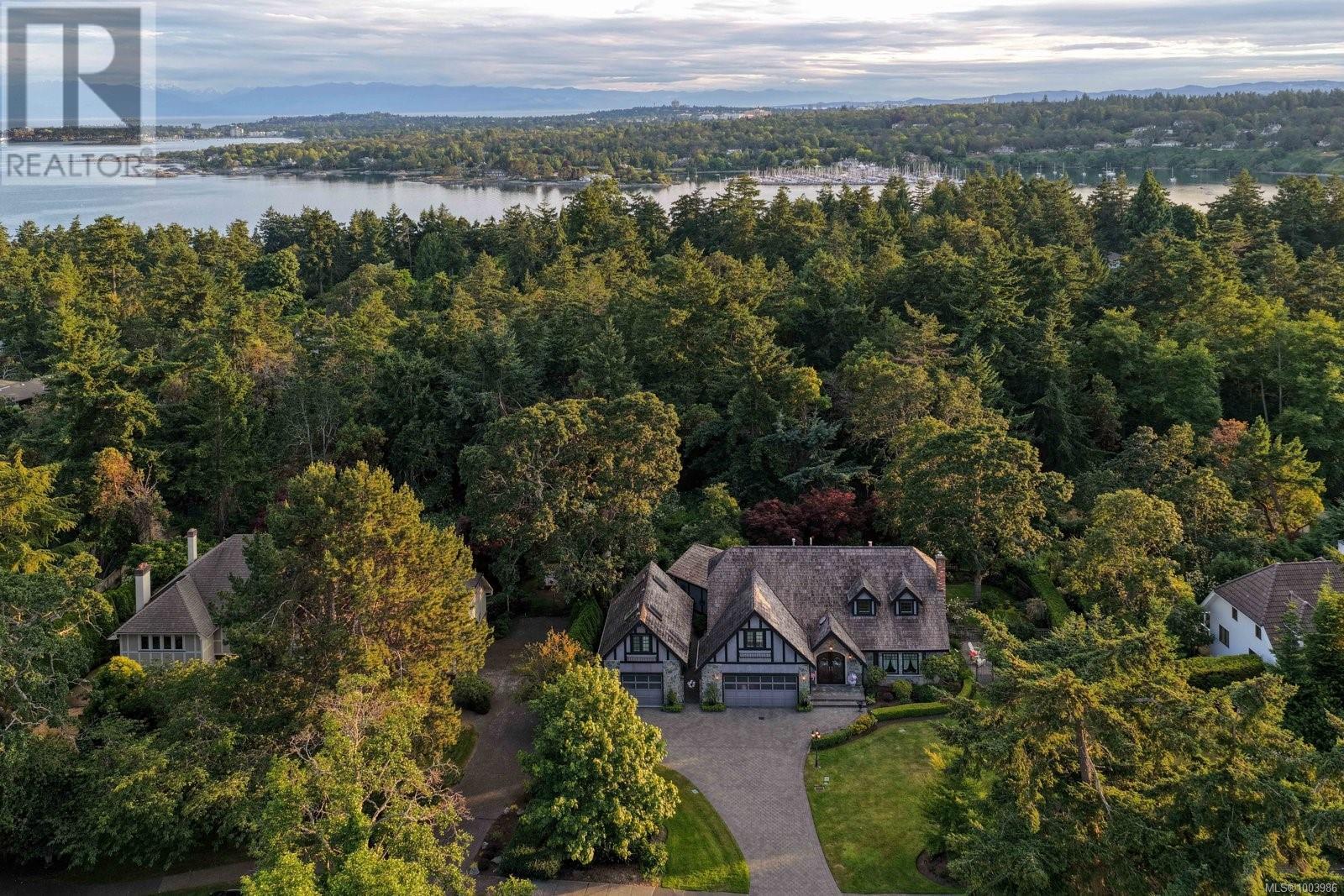 2773 Arbutus Rd