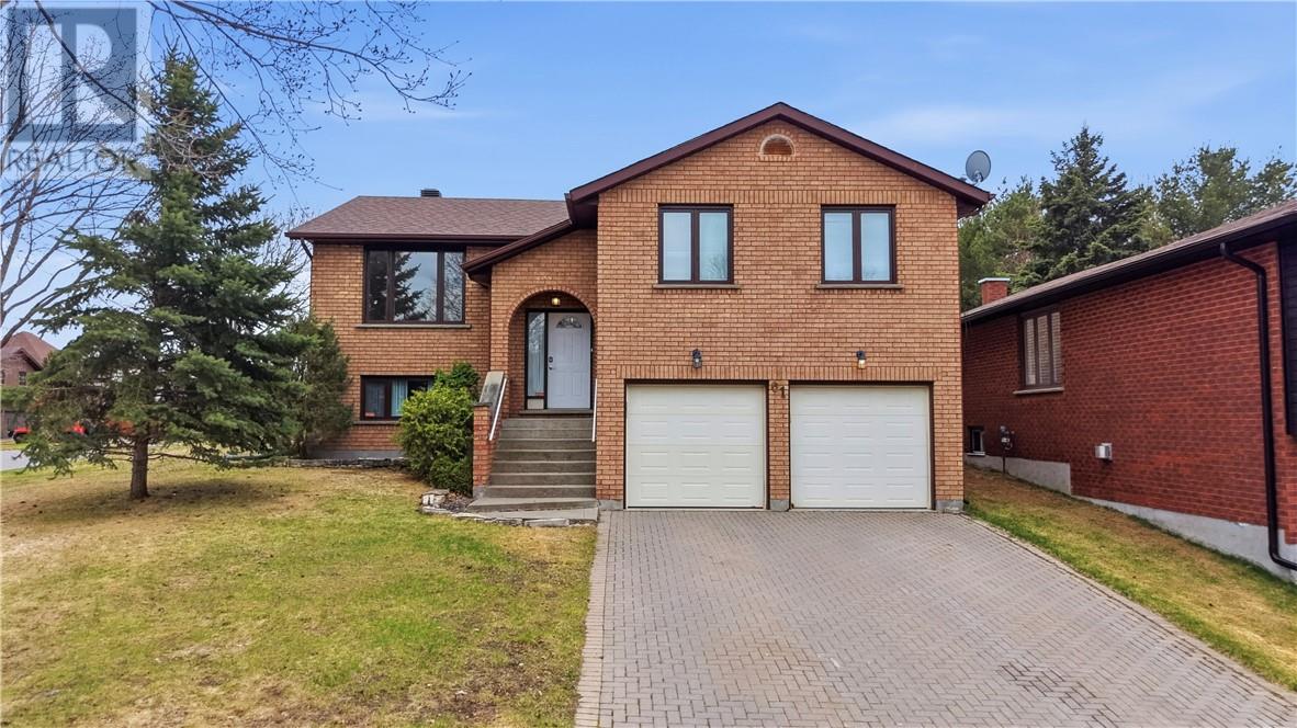 Photo 1 of 54 — 61 Crater Crescent, Sudbury, ON P3E5Y6